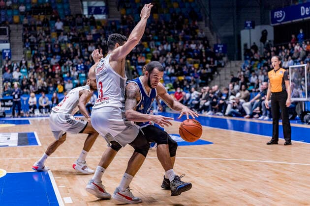 easyCredit BBL, Fraport Skyliners vs. Brose Bamberg, Frankfurt, Fraport Arena, 7.11.2021 Dominic Lockhart (Brose Bamberg 3) & Rasheed Moore (Fraport Skyliners 20), Fraport Skyliners vs. Brose Bamberg, Frankfurt, Fraport Arena, 7.11.2021 Copyright: xBEAUTIFULxSPORTS Gawlikx