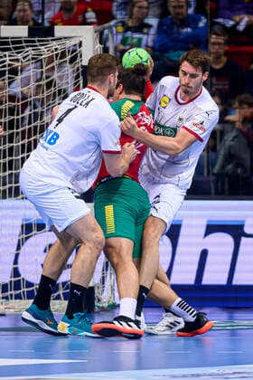 Handball, Maenner: Tag des Handballs, Freundschaftsspiel, Deutschland - Portugal v.li. Johannes Golla (Deutschland SG Flensburg), Luis Frade (Portugal), Hendrik Wagner (Deutschland Ludwigshafen) Duesseldorf PSD Bank Dome Deutschland