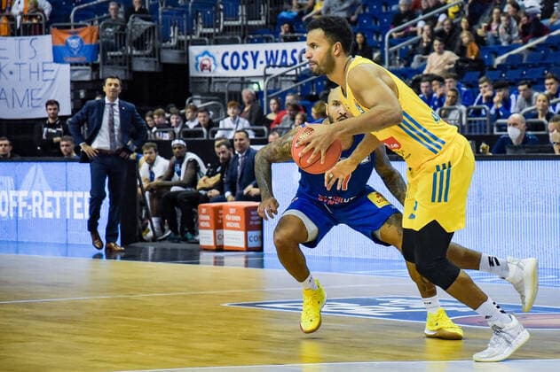 07.11.2021, xlakx, Basketball BBL, Alba Berlin - SYNTAINICS MBC emspor, v.l.Sergio Kerusch (Syntainics MBC No.7),Johannes Thiemann (Alba Berlin No.32) Berlin