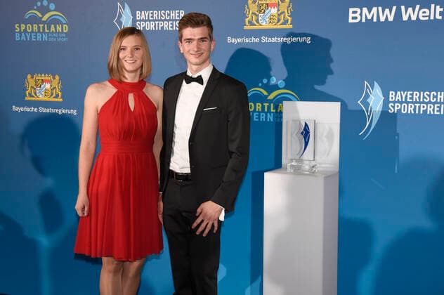 Lukas Kohl mit Schwester Theresa Kohl bei der 20. Verleihung des Bayerischen Sportpreises 2021 in der BMW-Welt München. München, 06.11.2021