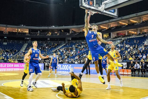 07.11.2021, xlakx, Basketball BBL, Alba Berlin - SYNTAINICS MBC emspor, v.l.Hendrik Warner (Syntainics MBC No.31),Johannes Thiemann (Alba Berlin No.32),Sergio Kerusch (Syntainics MBC No.7),Ben Lammers (Alba Berlin No.55),Louis Olinde (Alba Berlin No.19) Berlin