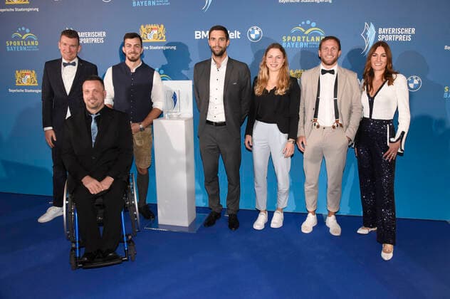 Matthias Schindler, Thomas Brüchle, Sideris Tasiadis, Hannes Aigner, Theresa Stoll, Gast und Denise Schindler bei der 20. Verleihung des Bayerischen Sportpreises 2021 in der BMW-Welt München. München, 06.11.2021