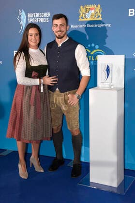 Sideris Tasiadis mit Freundin Denise bei der 20. Verleihung des Bayerischen Sportpreises 2021 in der BMW-Welt München. München, 06.11.2021
