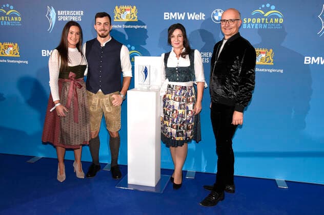 Sideris Tasiadis mit Freundin Denise, Marion Buk-Kluger und Andreas Jäckel bei der 20. Verleihung des Bayerischen Sportpreises 2021 in der BMW-Welt München. München, 06.11.2021