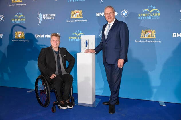 Nikolai Sommer und Joachim Herrmann bei der 20. Verleihung des Bayerischen Sportpreises 2021 in der BMW-Welt München. München, 06.11.2021
