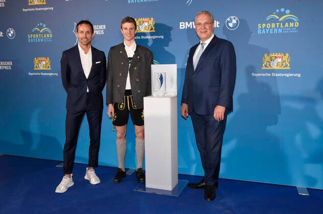 Sven Hannawald, Karl Geiger und Joachim Herrmann bei der 20. Verleihung des Bayerischen Sportpreises 2021 in der BMW-Welt München. München, 06.11.2021