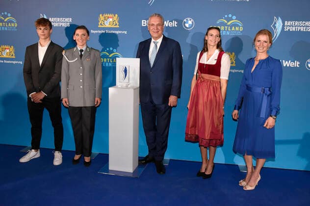 Taliso Engel, Lisa Brennauer, Joachim Herrmann, Ricarda Funk und Jessica von Bredow-Werndl bei der 20. Verleihung des Bayerischen Sportpreises 2021 in der BMW-Welt München. München, 06.11.2021