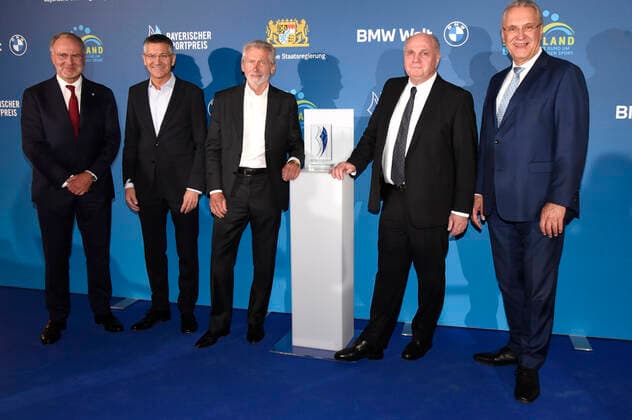 Karl-Heinz Rummenigge, Herbert Hainer, Paul Breitner, Uli Hoeneß und Joachim Herrmann bei der 20. Verleihung des Bayerischen Sportpreises 2021 in der BMW-Welt München. München, 06.11.2021