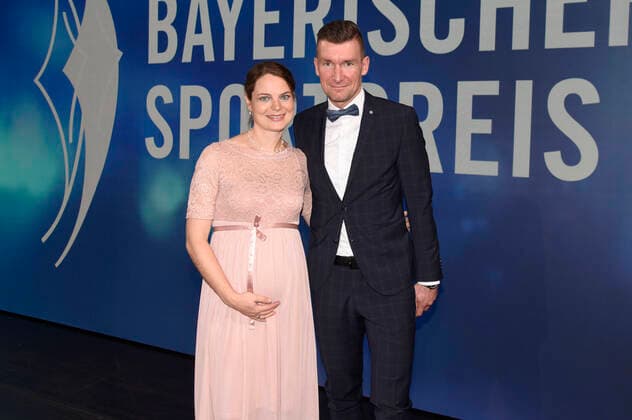 Matthias Schindler mit Ehefrau Siw bei der 20. Verleihung des Bayerischen Sportpreises 2021 in der BMW-Welt München. München, 06.11.2021