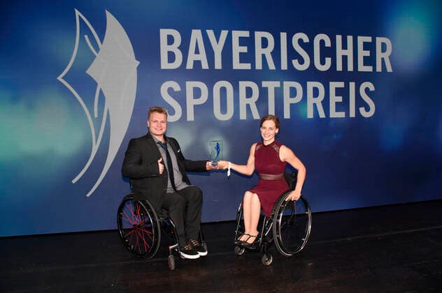 Nikolai Sommer und Anna Schaffelhuber bei der 20. Verleihung des Bayerischen Sportpreises 2021 in der BMW-Welt München. München, 06.11.2021