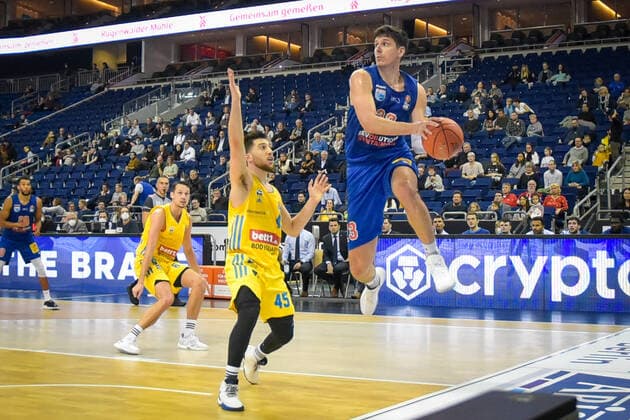 07.11.2021, xlakx, Basketball BBL, Alba Berlin - SYNTAINICS MBC emspor, v.l.Marcus Eriksson (Alba Berlin No.8),Tamir Blatt (Alba Berlin No.45),Goran Huskic (Syntainics MBC No.23) Berlin