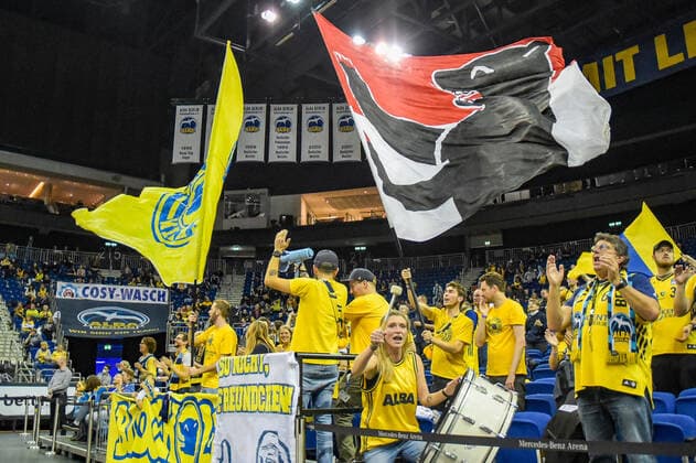 07.11.2021, xlakx, Basketball BBL, Alba Berlin - SYNTAINICS MBC emspor, v.l.Alba Berlin Fans mit wehenden Fahnen und Trommeln Berlin