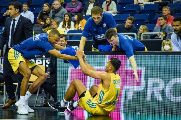 07.11.2021, xlakx, Basketball BBL, Alba Berlin - SYNTAINICS MBC emspor, v.l.Louis Olinde (Alba Berlin No.19),Tim Schneider (Alba Berlin No.10),Jonas Mattisseck (Alba Berlin No.9),Oscar Da Silva (Alba Berlin No.1) Berlin