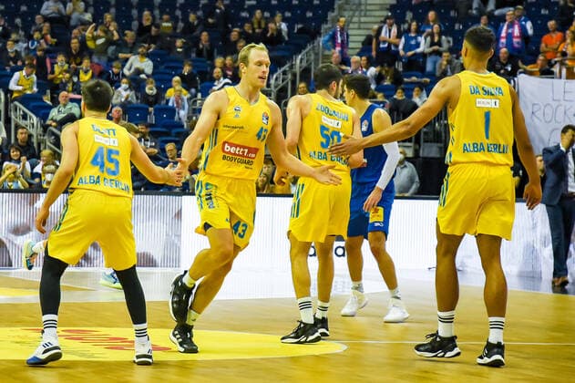 07.11.2021, xlakx, Basketball BBL, Alba Berlin - SYNTAINICS MBC emspor, v.l.abklatschen Tamir Blatt (Alba Berlin No.45),Luke Sikma (Alba Berlin No.43),Oscar Da Silva (Alba Berlin No.1) Berlin