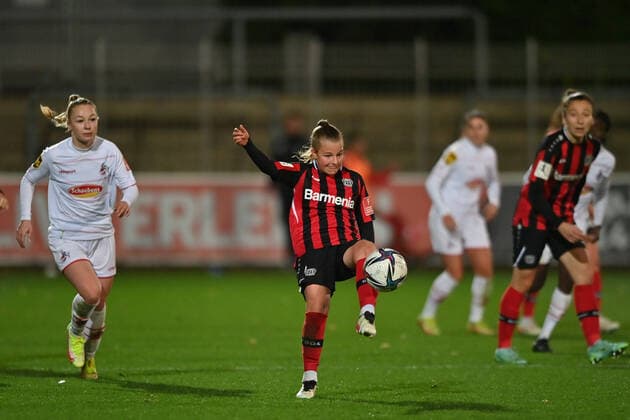 Kristin Kögel (B04, 11) schlägt den Ball nach vorne, 07.11.2021, Leverkusen (Deutschland), Fussball, Flyeralarm Frauen-Bundesliga, Bayer 04 Leverkusen - 1. FC Köln, DFB DFL REGULATIONS PROHIBIT ANY USE OF PHOTOGRAPHS AS IMAGE SEQUENCES AND OR QUASI-VIDEO.