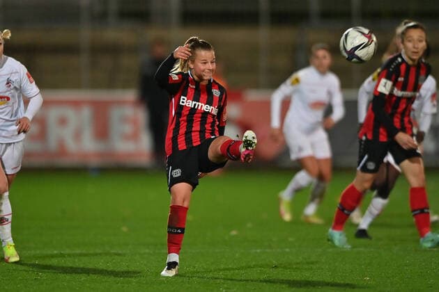 Kristin Kögel (B04, 11) schlägt den Ball nach vorne, 07.11.2021, Leverkusen (Deutschland), Fussball, Flyeralarm Frauen-Bundesliga, Bayer 04 Leverkusen - 1. FC Köln, DFB DFL REGULATIONS PROHIBIT ANY USE OF PHOTOGRAPHS AS IMAGE SEQUENCES AND OR QUASI-VIDEO.