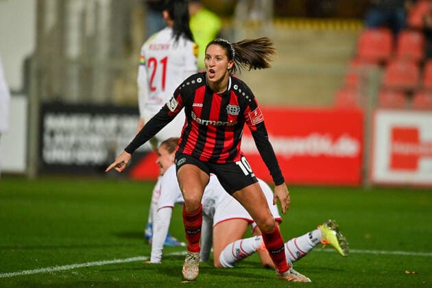 Milena Nikolic (B04, 10) bejubelt ihr 2:3, 07.11.2021, Leverkusen (Deutschland), Fussball, Flyeralarm Frauen-Bundesliga, Bayer 04 Leverkusen - 1. FC Köln, DFB DFL REGULATIONS PROHIBIT ANY USE OF PHOTOGRAPHS AS IMAGE SEQUENCES AND OR QUASI-VIDEO.