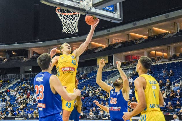 07.11.2021, xlakx, Basketball BBL, Alba Berlin - SYNTAINICS MBC emspor, v.l.Goran Huskic (Syntainics MBC No.23),Luke Sikma (Alba Berlin No.43),Behnam Yakhchali (Syntainics MBC No.88),Oscar Da Silva (Alba Berlin No.1) Berlin