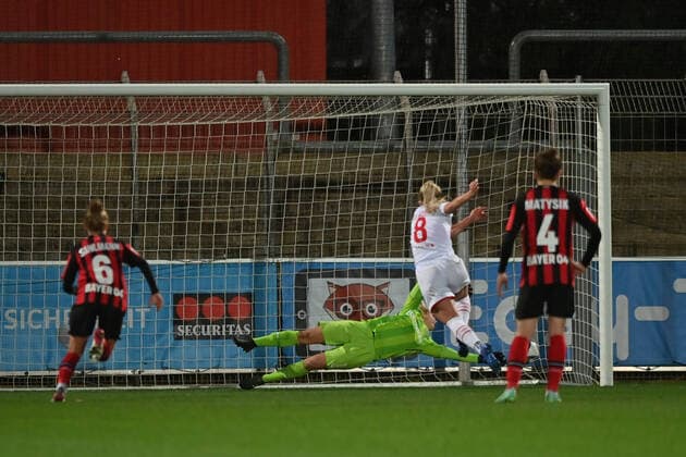 Mandy Islacker (FC Köln, 8) schiesst den Elfmeter zum 2:4 platziert in die Ecke - Anna Klink (Torwart, B04, 1) ist in der richtigen Ecke, 07.11.2021, Leverkusen (Deutschland), Fussball, Flyeralarm Frauen-Bundesliga, Bayer 04 Leverkusen - 1. FC Köln, DFB DFL REGULATIONS PROHIBIT ANY USE OF PHOTOGRAPHS AS IMAGE SEQUENCES AND OR QUASI-VIDEO.