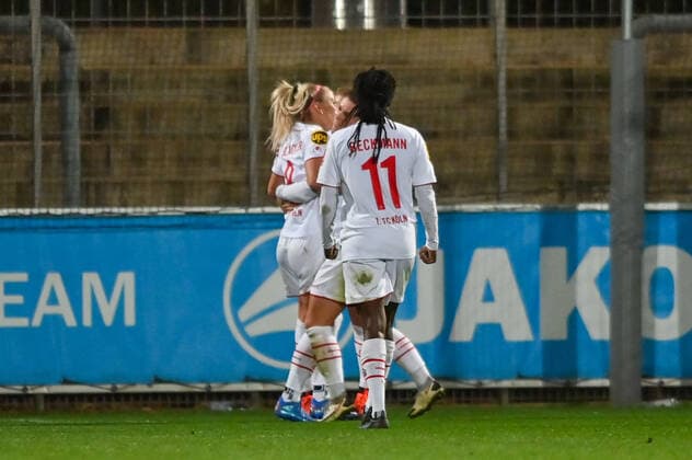 Jubel, Freuen, celebrate, happy, cheer , Goal Celebration 1. FC Köln 2:4, 07.11.2021, Leverkusen (Deutschland), Fussball, Flyeralarm Frauen-Bundesliga, Bayer 04 Leverkusen - 1. FC Köln, DFB DFL REGULATIONS PROHIBIT ANY USE OF PHOTOGRAPHS AS IMAGE SEQUENCES AND OR QUASI-VIDEO.