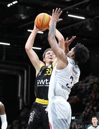 07.11.2021 - Basketball - Saison 2021 2022 - 2. Bundesliga Pro-A - 07. Spieltag: Nürnberg Falcons Basketball Club NBC - Tigers Tübingen - DaMa - Ryan Mikesell (33, Tigers Tübingen, Tigers Tuebingen ) Antonio Lee A.J. AJ Davis Jr. (3, Nürnberg Falcons BC NBC )
