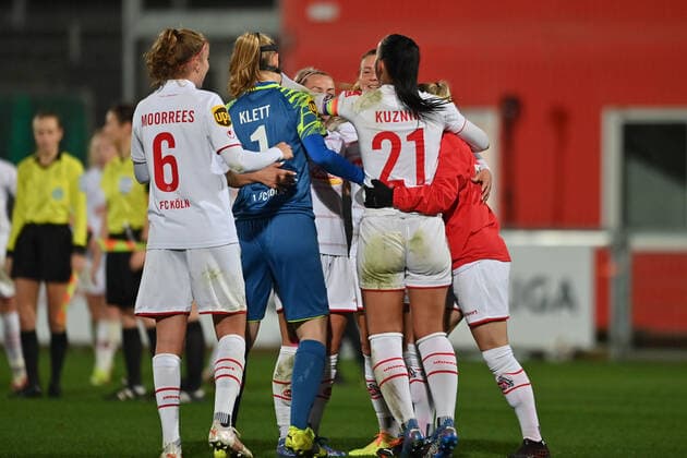 1.FC Köln Frauen bejubeln den 3:4 Sieg, 07.11.2021, Leverkusen (Deutschland), Fussball, Flyeralarm Frauen-Bundesliga, Bayer 04 Leverkusen - 1. FC Köln, DFB DFL REGULATIONS PROHIBIT ANY USE OF PHOTOGRAPHS AS IMAGE SEQUENCES AND OR QUASI-VIDEO.
