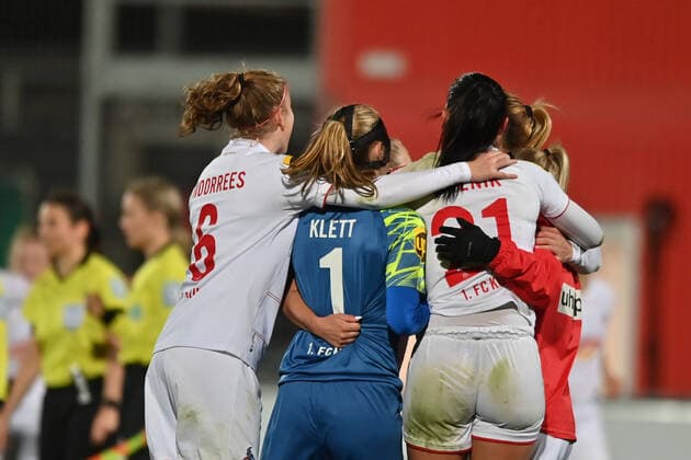 1.FC Köln Frauen bejubeln den 3:4 Sieg, 07.11.2021, Leverkusen (Deutschland), Fussball, Flyeralarm Frauen-Bundesliga, Bayer 04 Leverkusen - 1. FC Köln, DFB DFL REGULATIONS PROHIBIT ANY USE OF PHOTOGRAPHS AS IMAGE SEQUENCES AND OR QUASI-VIDEO.