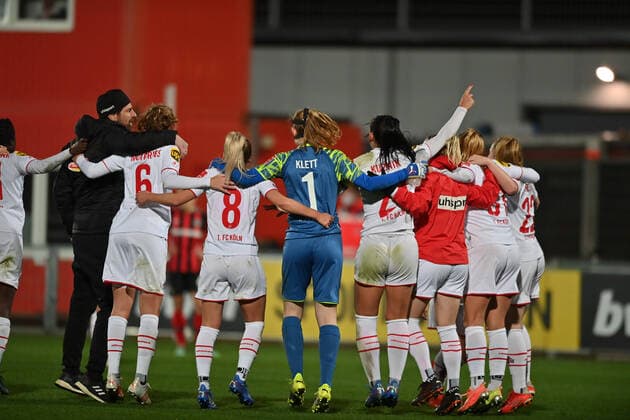 1.FC Köln Frauen bejubeln den 3:4 Sieg, 07.11.2021, Leverkusen (Deutschland), Fussball, Flyeralarm Frauen-Bundesliga, Bayer 04 Leverkusen - 1. FC Köln, DFB DFL REGULATIONS PROHIBIT ANY USE OF PHOTOGRAPHS AS IMAGE SEQUENCES AND OR QUASI-VIDEO.