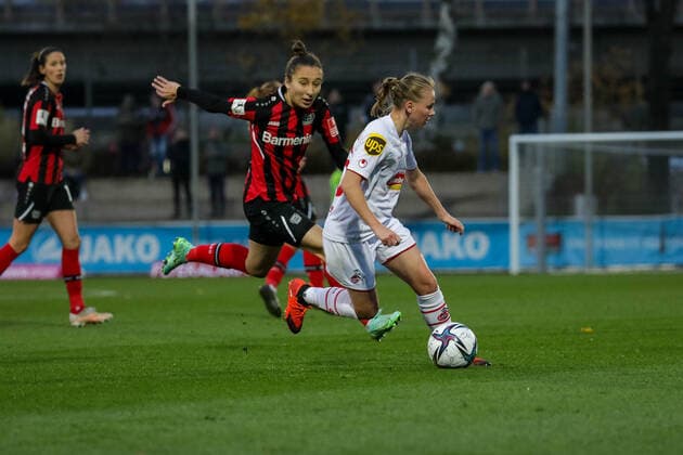 Laura Donhauser (1. FC Koeln, 25) und Sylwia Matysik (Bayer04 Leverkusen, 04) Bayer 04 Leverkusen vs. 1.FC Koeln, Fussball, 2.Frauen Bundesliga, 7.Spieltag, Spielzeit 2021 2022, 07.11.2021, Bayer 04 Leverkusen vs. 1.FC Koeln, Fussball, 2.Frauen Bundesliga, 7.Spieltag, Spielzeit 2021 2022, 07.11.2021 Copyright: xEibner-Pressefoto SaraxRoustax EP_SRA