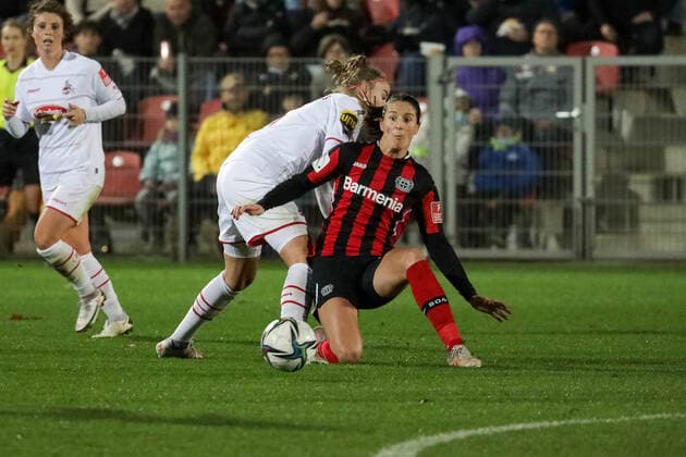 Milena Nikolic (Bayer04 Leverkusen, 10) und Nina Pelzer (1. FC Koeln, 06) Bayer 04 Leverkusen vs. 1.FC Koeln, Fussball, 2.Frauen Bundesliga, 7.Spieltag, Spielzeit 2021 2022, 07.11.2021, Bayer 04 Leverkusen vs. 1.FC Koeln, Fussball, 2.Frauen Bundesliga, 7.Spieltag, Spielzeit 2021 2022, 07.11.2021 Copyright: xEibner-Pressefoto SaraxRoustax EP_SRA