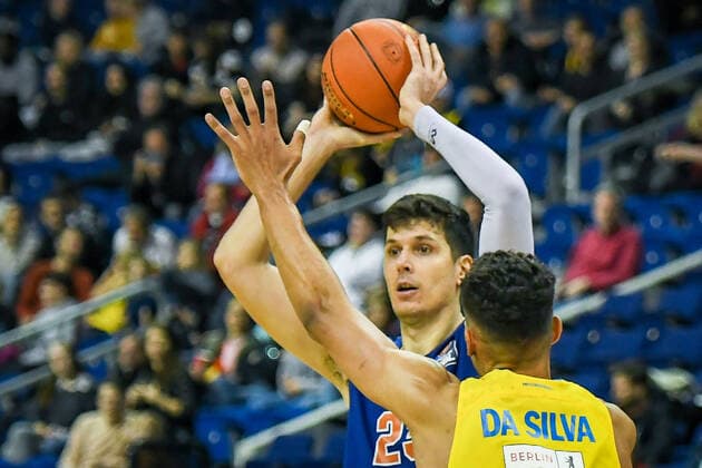07.11.2021, xlakx, Basketball BBL, Alba Berlin - SYNTAINICS MBC emspor, v.l.Goran Huskic (Syntainics MBC No.23),Oscar Da Silva (Alba Berlin No.1) Berlin