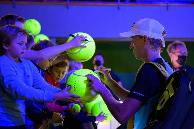 211107 Leo Borg of Sweden sings autographs after competing in Singles round one during the Stockholm Open tennis tournament on November 7, 2021 in Stockholm. Photo: Joel Marklund BILDBYRAN kod JM JM0214 bbeng tennis stockholm open Sverige Copyright: JOELxMARKLUND BB211107JM038
