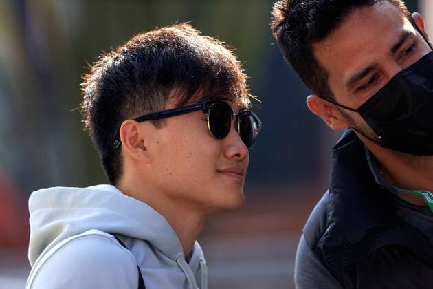 Japanese Yuki Tsunoda of Alpha Tauri poses with a fan today at the Mexican Formula One Grand Prix that takes place at the Hermanos Rodriguez racetrack, in Mexico City, Mexico, 07 November 2021 . EFE Carlos Ramirez Formula One Grand Prix of Mexico !ACHTUNG: NUR REDAKTIONELLE NUTZUNG!  Copyright: xCarlosxRamírezx AMDEP2162 20211107-2030dc6c6b82fc6b5ff57cf23ad4930255055135