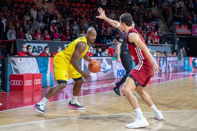 Rickey Paulding 23 (EWE Baskets Oldenburg).Vladimir Lucic 11 (FC Bayern), FC Bayern Basketball vs. EWE Baskets Oldenburg, easyCredit BBL, 07.11.2021 Muenchen Bayern Deutschland
