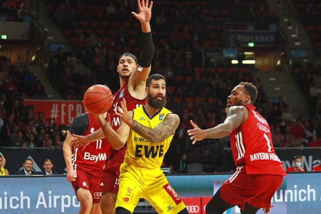 1 Deshaun Thomas, 34 Gavin Schilling (FCBB) rot gegen 12 Martin Breunig (Oldenburg) Basketball BBL FC Bayern Muenchen - EWE Baskets Oldenburg im Audi Dome am 06.11. FOTO: Mladen Lackovic LakoPress