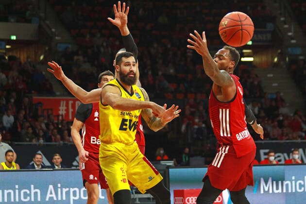 1 Deshaun Thomas (FCBB) rot gegen 12 Martin Breunig (Oldenburg) Basketball BBL FC Bayern Muenchen - EWE Baskets Oldenburg im Audi Dome am 06.11. FOTO: Mladen Lackovic LakoPress