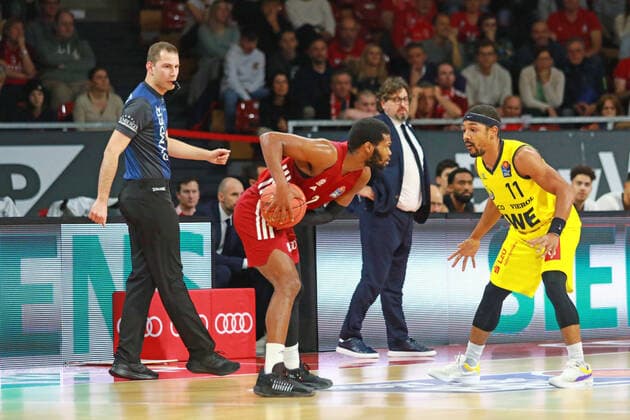 2 Corey Walden (FCBB) rot gegen 11 Phil Pressey (Oldenburg) Basketball BBL FC Bayern Muenchen - EWE Baskets Oldenburg im Audi Dome am 06.11.2021 FOTO: Mladen Lackovic LakoPress