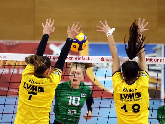 Sport Themen der Woche KW44 Sport Bilder des Tages Unterhaching, Bayernwerk Sportarena, 07.11.21, Volleyballl, Pokal Frauen, Achtelfinale, TSV Unterhaching vs USC Muenster, im Bild in der Mitte Milena GEIST (Unterhaching), *** Unterhaching, Bayernwerk Sportarena, 07 11 21, Volleyballl, Womens Cup, Round of 16, TSV Unterhaching vs USC Muenster, in the picture in the middle Milena GEIST Unterhaching , Copyright: WolfgangxFehrmann