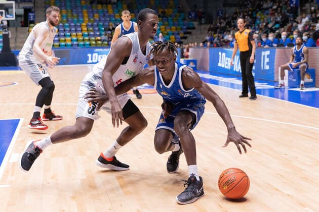 Fraport Skyliners - brose Bamberg, easyCredit-BBL Brancou Badio (Fraport Skyliners, 8) hat Shannon Scott (brose Bamberg, 7) umspielt. Basketball-Spiel des easyCredit BBL zwischen den Fraport Skyliners und brose Bamberg am 7. November 2021 in der Fraport-Arena in Frankfurt am Main., Frankfurt am Main Hessen Deutschland Fraport-Arena
