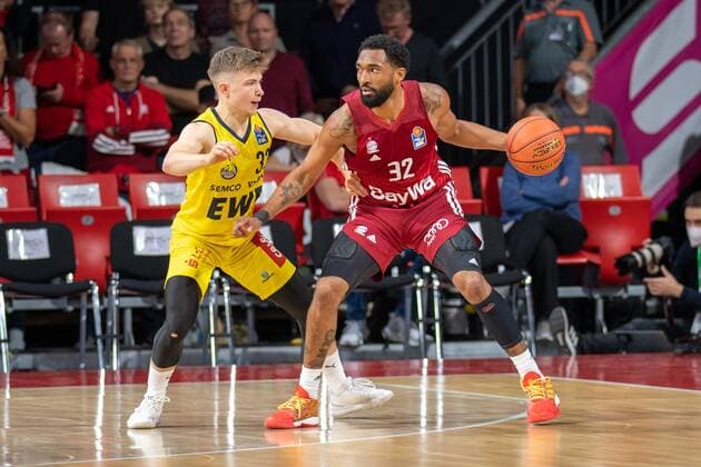 Bennet Hundt 33 (EWE Baskets Oldenburg), Darrun Hilliard 32 (FC Bayern), FC Bayern Basketball vs. EWE Baskets Oldenburg, easyCredit BBL, 07.11.2021 Muenchen Bayern Deutschland