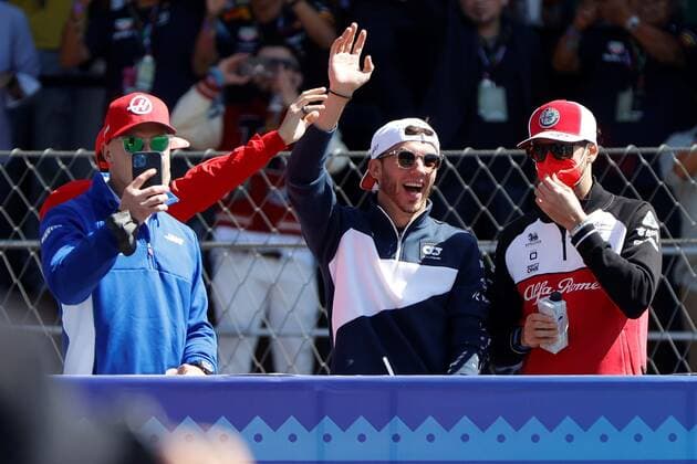 Frenchman Pierre Gasly (c) from Alpha Tauri greets the fans today at the Mexican Formula One Grand Prix that takes place at the Hermanos Rodriguez racetrack, in Mexico City, Mexico, 07 November 2021 . EFE Jose Mendez Formula One Grand Prix of Mexico !ACHTUNG: NUR REDAKTIONELLE NUTZUNG!  Copyright: xJosexMendezx AMDEP2193 20211107-89a2aa1e9bf8c9526483c0e78f242b137e31ea85