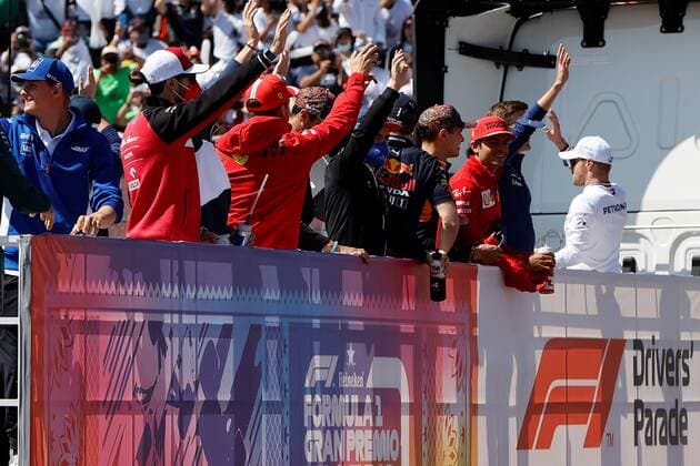 Runners greet the fans in the previous parade today at the Mexican Formula One Grand Prix that takes place at the Hermanos Rodriguez racetrack, in Mexico City, Mexico, 07 November 2021 . EFE Jose Mendez Formula One Grand Prix of Mexico !ACHTUNG: NUR REDAKTIONELLE NUTZUNG!  Copyright: xJosexMendezx AMDEP2189 20211107-2b2ff9f9ac4689bfd5c0627f3e7959d3f8c239df