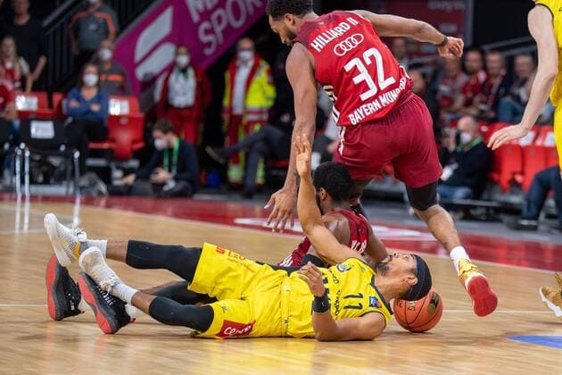 Phil Pressey 11 (EWE Baskets Oldenburg), Darrun Hilliard 32 (FC Bayern), FC Bayern Basketball vs. EWE Baskets Oldenburg, easyCredit BBL, 07.11.2021 Muenchen Bayern Deutschland