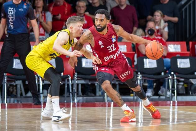 Bennet Hundt 33 (EWE Baskets Oldenburg), Darrun Hilliard 32 (FC Bayern), FC Bayern Basketball vs. EWE Baskets Oldenburg, easyCredit BBL, 07.11.2021 Muenchen Bayern Deutschland