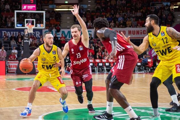 Max Heidegger 3 (EWE Baskets Oldenburg), Andreas Obst 13 (FC Bayern), FC Bayern Basketball vs. EWE Baskets Oldenburg, easyCredit BBL, 07.11.2021 Muenchen Bayern Deutschland
