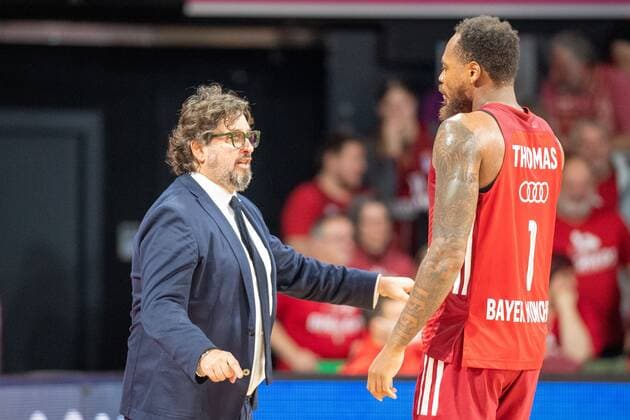Head Coach Andrea Trinchieri (FC Bayern), Thomas Deshaun 1 (FC Bayern), FC Bayern Basketball vs. EWE Baskets Oldenburg, easyCredit BBL, 07.11.2021 Muenchen Bayern Deutschland