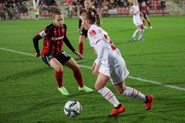Dora Zeller (Bayer04 Leverkusen, 19) und Laura Donhauser (1. FC Koeln, 25) Bayer 04 Leverkusen vs. 1.FC Koeln, Fussball, 2.Frauen Bundesliga, 7.Spieltag, Spielzeit 2021 2022, 07.11.2021, Bayer 04 Leverkusen vs. 1.FC Koeln, Fussball, 2.Frauen Bundesliga, 7.Spieltag, Spielzeit 2021 2022, 07.11.2021 Copyright: xEibner-Pressefoto SaraxRoustax EP_SRA