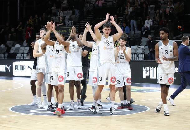 07.11.2021 - Basketball - Saison 2021 2022 - 2. Bundesliga Pro-A - 07. Spieltag: Nürnberg Falcons Basketball Club NBC - Tigers Tübingen - DaMa - Mannschaft Team des NBC bedankt sich nach Spielende bei Zuschauer Publikum Fans