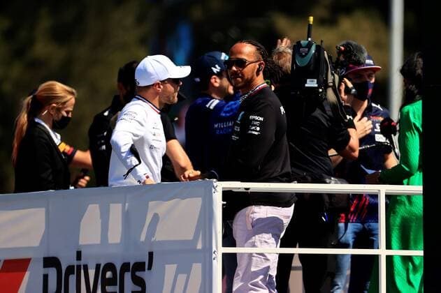 Finnish Valtteri Bottas (L) and Briton Lewis Hamilton of Mercedes converse in the parade prior to the Mexican Formula One Grand Prix that takes place at the Hermanos Rodriguez racetrack, in Mexico City, Mexico, 07 November 2021 . EFE David Guzman Gonzalez Formula One Grand Prix of Mexico !ACHTUNG: NUR REDAKTIONELLE NUTZUNG!  Copyright: xDavidxGuzmánxGonzálezx AMDEP2204 20211107-503b7a24110aab8e7e653d245c66ceaae0fa9c03
