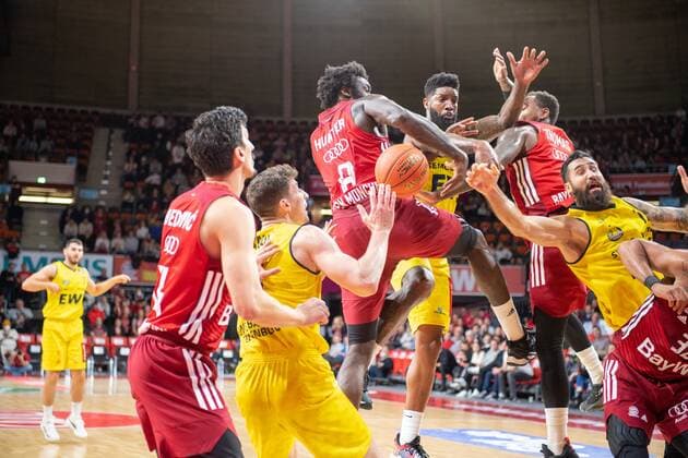 Othello Hunter 8 (FC Bayern), Martin Breunig 12 (EWE Baskets Oldenburg), FC Bayern Basketball vs. EWE Baskets Oldenburg, easyCredit BBL, 07.11.2021 Muenchen Bayern Deutschland